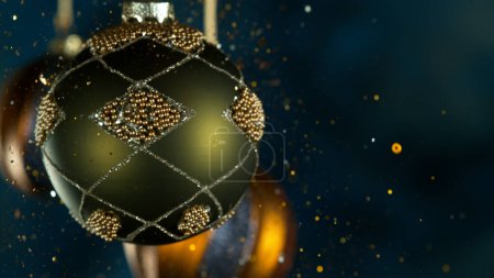 Téléchargez les photos : Boules de Noël décoratives avec lumières Bokeh et paillettes tombant - en image libre de droit