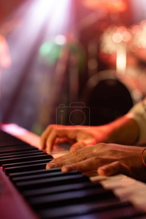 Téléchargez les photos : Gros plan d'un musicien claviériste au travail pendant le concert - en image libre de droit
