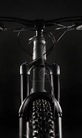 Téléchargez les photos : Fourche suspendue à vélo de montagne sur fond sombre, prise de vue studio - en image libre de droit