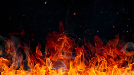 Téléchargez les photos : Mouvement de gel des flammes de feu isolées sur fond noir - en image libre de droit