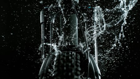Téléchargez les photos : Fourche de suspension de vélo de montagne sur fond sombre avec éclaboussure d'eau, tir de studio - en image libre de droit