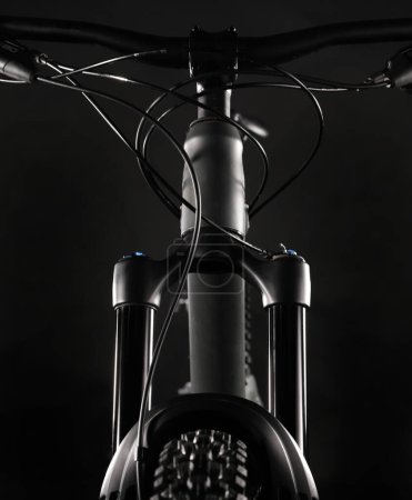 Foto de Tenedor de suspensión de bicicleta de montaña sobre fondo oscuro, disparo de estudio - Imagen libre de derechos