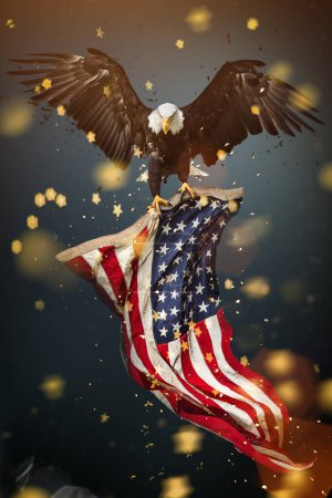 Foto de Águila calva norteamericana con bandera estadounidense - Imagen libre de derechos