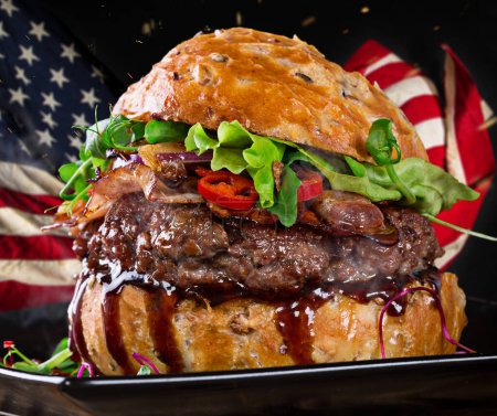 Foto de Hamburguesa casera con lechuga y queso con bandera americana - Imagen libre de derechos