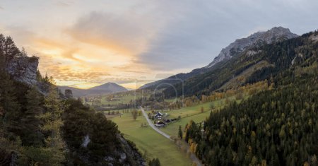 Téléchargez les photos : Coucher de soleil impressionnant dans les Alpes. Merveilleux paysage pittoresque avec ciel dramatique coloré sur la vallée de montagne. - en image libre de droit