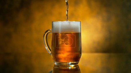 Téléchargez les photos : Freshly brewed beer in a pint on orange gradient background, close-up - en image libre de droit