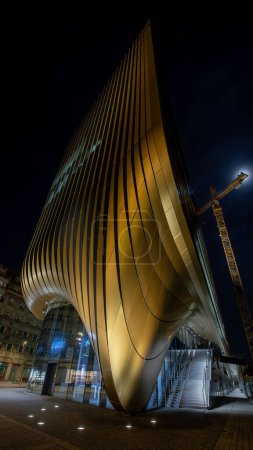 Téléchargez les photos : Prague, République tchèque - 11.06.2023 - Le nouveau complexe de construction Masarycka la nuit, architecture du studio de renommée mondiale Zaha Hadid - en image libre de droit