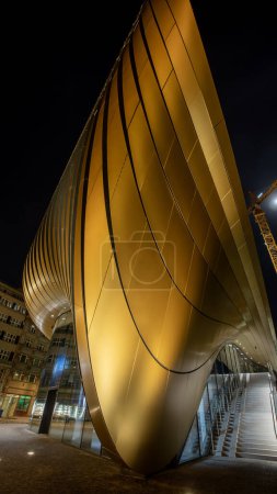 Foto de Praga, República Checa - 11.06.2023 - El nuevo proyecto Masarycka complejo de edificios por la noche, la arquitectura del estudio de renombre mundial Zaha Hadid - Imagen libre de derechos