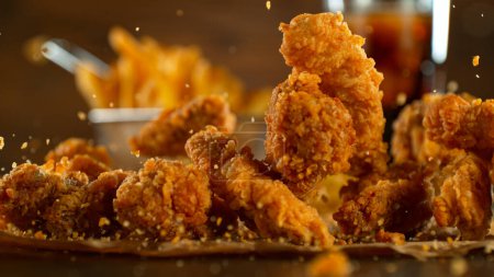 Téléchargez les photos : Froid coup de mouvement de tomber ailes de poulet frit savoureux ou bandes - en image libre de droit