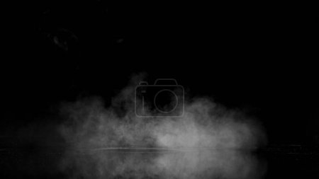 Téléchargez les photos : Fumée blanche abstraite sur fond noir - en image libre de droit