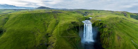 Téléchargez les photos : Cascade incroyable de Skogafoss en Islande, Vue Aérienne - en image libre de droit