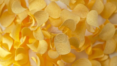 Téléchargez les photos : Congeler le mouvement des chips de pommes de terre frites volantes sur fond blanc - en image libre de droit