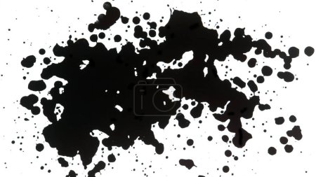 Téléchargez les photos : Macro shot de gouttes d'encre noires isolées sur fond blanc - en image libre de droit