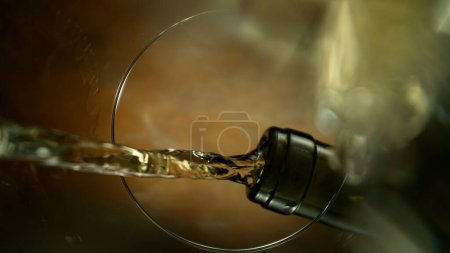 Freeze Motion Shot von Weißwein Gießen, einzigartige Blickwinkel aus dem Boden des Glases