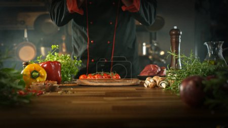 Téléchargez les photos : Une vue d'une planche de bois placée sur le comptoir de la cuisine. Le concept de préparation de la viande. - en image libre de droit