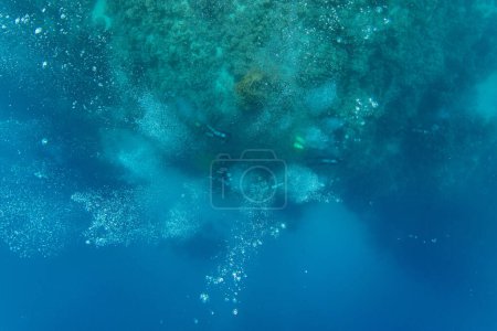 Téléchargez les photos : Bulles sous la mer qui remontent à la surface. Monde sous-marin avec plongeurs. - en image libre de droit