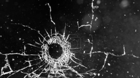Téléchargez les photos : Gros plan du coup de feu dans le verre, fracassant sur le fond noir - en image libre de droit