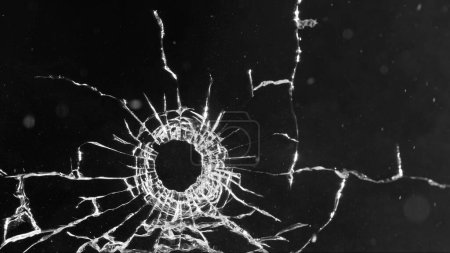 Téléchargez les photos : Gros plan du coup de feu dans le verre, fracassant sur le fond noir - en image libre de droit