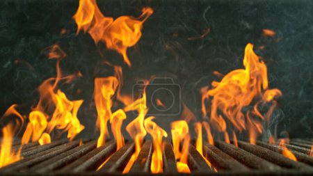 Téléchargez les photos : Gros plan de la grille en fonte avec flammes de feu, fond sombre - en image libre de droit