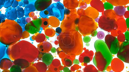 Foto de Congelar movimiento disparo de burbujas de aceite de color en movimiento sobre fondo blanco - Imagen libre de derechos