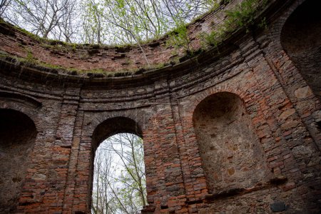 Téléchargez les photos : Intérieur du vieux palais en ruine avec colonnes et dôme. - en image libre de droit