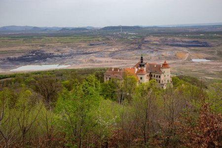 Foto de Antiguo castillo cerca de la mina de carbón - Jezeri, República Checa - Imagen libre de derechos