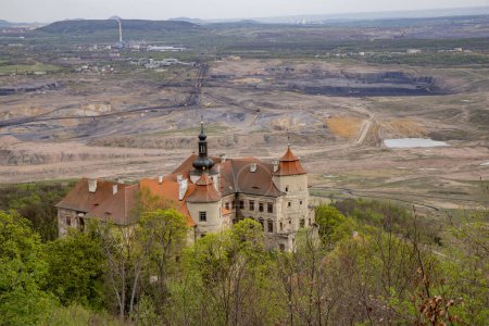 Foto de Antiguo castillo cerca de la mina de carbón - Jezeri, República Checa - Imagen libre de derechos