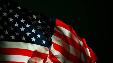 Téléchargez les photos : Gros plan du drapeau américain sur fond noir, mouvement de gel - en image libre de droit