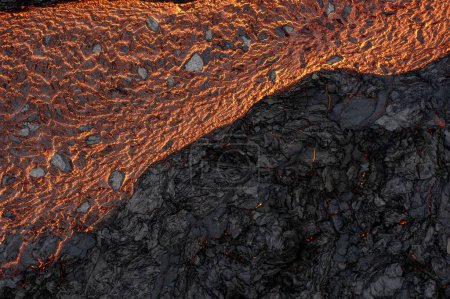 Téléchargez les photos : Vue aérienne de la texture d'un champ de lave solidifiant - en image libre de droit