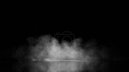 Téléchargez les photos : Résumé Atmospheric White Smoke Texture Background on Black - en image libre de droit