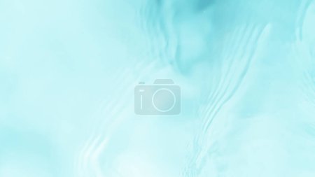 Foto de Congelar el movimiento de la superficie de agua salpicando sobre fondo azul claro - Imagen libre de derechos