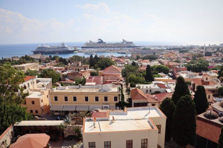 Téléchargez les photos : Vieille ville de Rhodes vue panoramique aérienne sur l'île de Rhodes en Grèce
 . - en image libre de droit