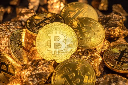 Foto de Bitcoins y piezas de oro de primer plano. Bitcoin contra el oro, ¿cuál es el activo más atractivo? - Imagen libre de derechos