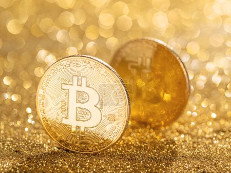 Foto de Bitcoin de oro en el fondo de oro ardiente. Imagen conceptual del dinero digital. - Imagen libre de derechos