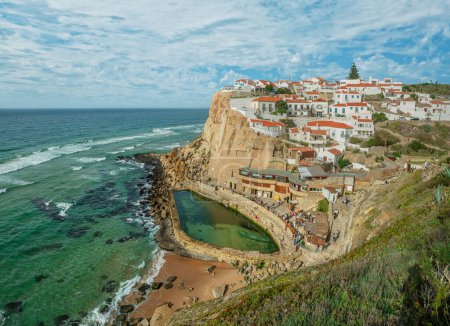 Foto de Maravillosa vista de Azenhas do Mar, pequeño pueblo en la costa del Océano Atlántico.Municipio de Sintra, Portugal. - Imagen libre de derechos