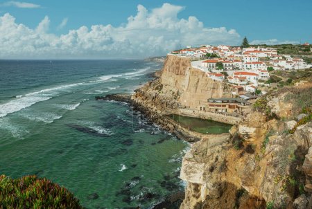 Herrlicher Blick auf Azenhas do Mar, eine kleine Stadt an der Atlantikküste. Gemeinde Sintra, Portugal.