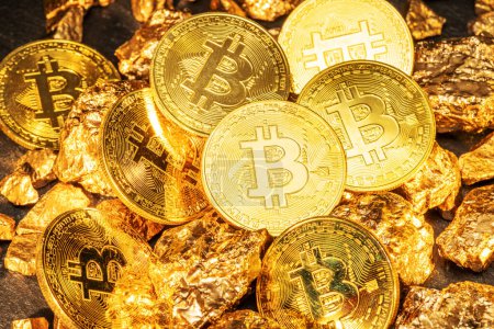 Téléchargez les photos : Bitcoins et morceaux d'or gros plan. Bitcoin contre l'or, quel est l'atout le plus attrayant? - en image libre de droit