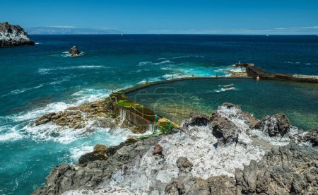Foto de Costa rocosa con piscina natural de Isla de Tenerife. - Imagen libre de derechos
