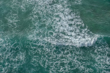 Téléchargez les photos : Ocean foamy pattern on water surface. Top view. - en image libre de droit