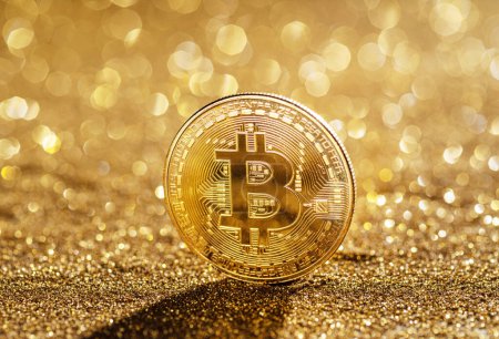 Foto de Bitcoin de oro en el fondo de oro ardiente. Imagen conceptual del dinero digital. - Imagen libre de derechos