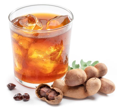 Téléchargez les photos : Un verre de boisson fraîche et rafraîchissante au tamarin et des fruits de tamarin sur fond blanc. - en image libre de droit