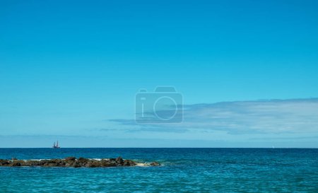 Foto de Agua del océano calma y cielo azul profundo en el fondo. - Imagen libre de derechos