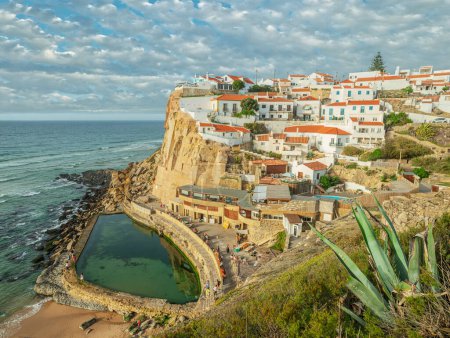 Foto de Maravillosa vista de Azenhas do Mar, pequeño pueblo en la costa del Océano Atlántico.Municipio de Sintra, Portugal. - Imagen libre de derechos