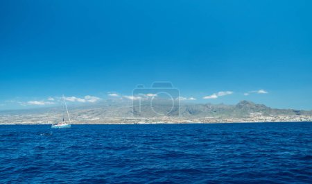 Téléchargez les photos : Vue sur l'île de Tenerife depuis l'océan. - en image libre de droit