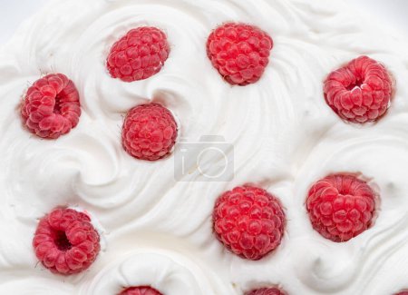 Foto de Frambuesas frescas en yogur o crema. Vista superior. - Imagen libre de derechos