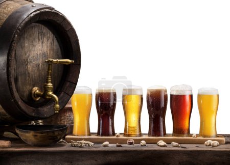 Foto de Colección de diferentes cervezas refrigeradas, barricas de cerveza aisladas sobre fondo blanco. - Imagen libre de derechos