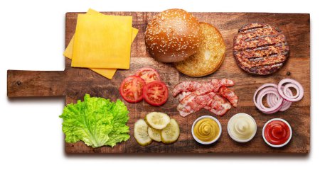 Téléchargez les photos : Cheeseburger ou hamburger ingrédients sur planche en bois. Le fichier contient le chemin de coupe. Pose plate. - en image libre de droit