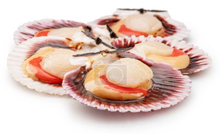 Foto de Group of fresh opened scallop with scallop roe or coral close up. File contains clipping path.. - Imagen libre de derechos
