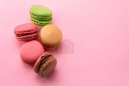 Foto de Coloridos macarrones franceses aislados sobre fondo rosa. Vista superior. - Imagen libre de derechos