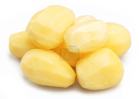 Téléchargez les photos : Tubercules de pommes de terre pelés isolés sur fond blanc. - en image libre de droit